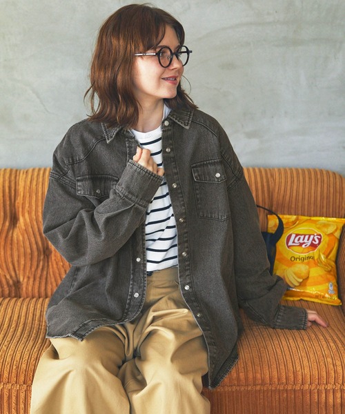 MONO-MART LADY'S(モノマートレディース)の「ビンテージライクライトオンスデニムビッグシャツ(シャツ/ブラウス・レディース・グレー/ブルー/インディゴブルー・FREE)」の2枚目の写真