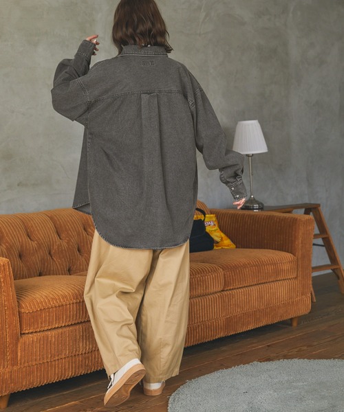 MONO-MART LADY'S(モノマートレディース)の「ビンテージライクライトオンスデニムビッグシャツ(シャツ/ブラウス・レディース・グレー/ブルー/インディゴブルー・FREE)」の13枚目の写真