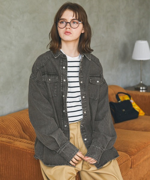 MONO-MART LADY'S(モノマートレディース)の「ビンテージライクライトオンスデニムビッグシャツ(シャツ/ブラウス・レディース・グレー/ブルー/インディゴブルー・FREE)」の4枚目の写真