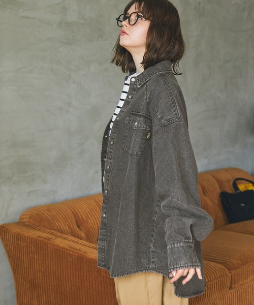 MONO-MART LADY'S(モノマートレディース)の「ビンテージライクライトオンスデニムビッグシャツ(シャツ/ブラウス・レディース・グレー/ブルー/インディゴブルー・FREE)」の9枚目の写真