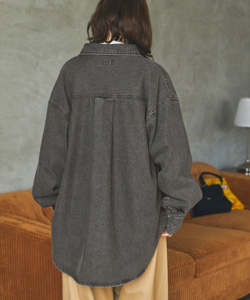 MONO-MART LADY'S(モノマートレディース)の「ビンテージライクライトオンスデニムビッグシャツ(シャツ/ブラウス・レディース・グレー/ブルー/インディゴブルー・FREE)」の10枚目の写真