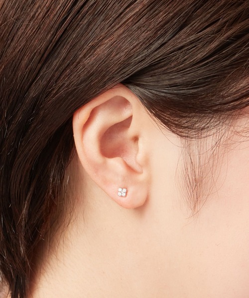 va(ヴイエー)の「K10ホワイトゴールド キュービックジルコニア ピアス(ピアス(両耳用)・レディース・ホワイトゴールド・ONE SIZE)」の4枚目の写真