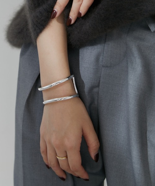 anuans(アニュアンス)の「ワイドウェーブバングル(バングル/リストバンド・レディース・ゴールド/シルバー・FREE)」の2枚目の写真