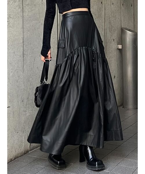 EMODA(エモダ)の「【WEB限定】フェイクレザーロングスカート(スカート・レディース・ブラック・SMALL/MEDIUM)」の2枚目の写真