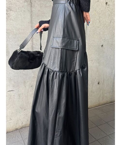 EMODA(エモダ)の「【WEB限定】フェイクレザーロングスカート(スカート・レディース・ブラック・SMALL/MEDIUM)」の4枚目の写真