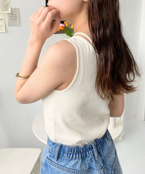 moment+（モーメントプラス）の「【累計販売枚数1万枚突破！】綿100％フライス.クロスホルターネックタンクトップ（タンクトップ・レディース・オートミール/モカ/オフホワイト/アイボリー/ブラック/ベージュ系その他/ホワイト系その他/チャコールグレー/ナチュラル/ブラウン・L/M）」の19枚目の写真