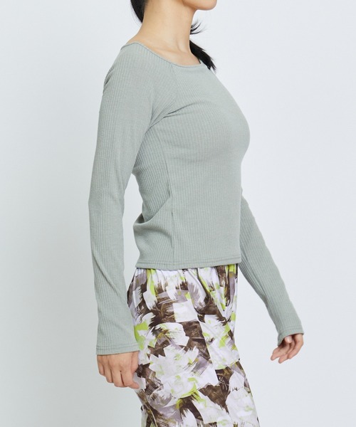 Julier Yoga and Relax（ジュリエヨガアンドリラックス）の「Julier リブロングスリーブプルオーバー/パット付き（その他トップス・レディース・ピンクベージュ/オフホワイト/ネイビー/ライトカーキ・1/0）」の8枚目の写真