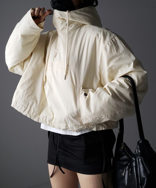 me+em select（ミームセレクト）の「【 裾絞り可能な２WAY 】ハーフジップフーディ中綿ショートアノラックパーカー（その他アウター・レディース・ブラック/アイボリー・FREE）」の2枚目の写真