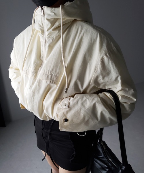 me+em select（ミームセレクト）の「【 裾絞り可能な２WAY 】ハーフジップフーディ中綿ショートアノラックパーカー（その他アウター・レディース・ブラック/アイボリー・FREE）」の20枚目の写真