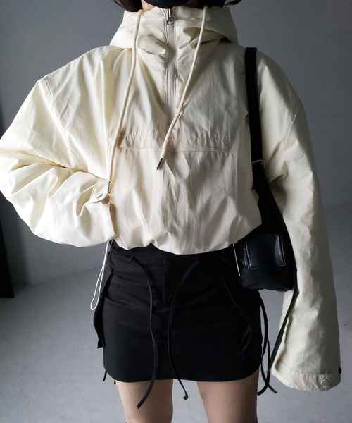 me+em select（ミームセレクト）の「【 裾絞り可能な２WAY 】ハーフジップフーディ中綿ショートアノラックパーカー（その他アウター・レディース・ブラック/アイボリー・FREE）」の19枚目の写真