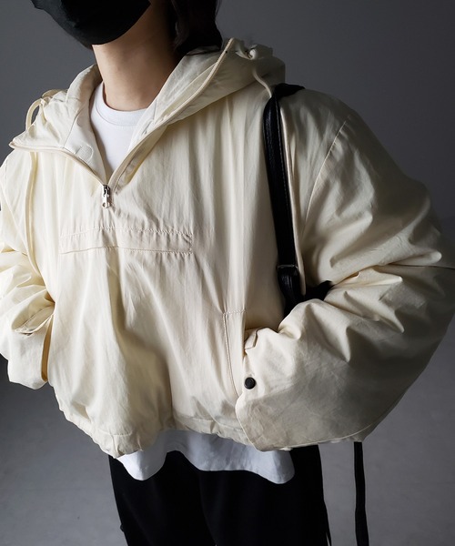 me+em select（ミームセレクト）の「【 裾絞り可能な２WAY 】ハーフジップフーディ中綿ショートアノラックパーカー（その他アウター・レディース・ブラック/アイボリー・FREE）」の4枚目の写真