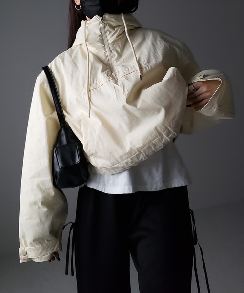 me+em select（ミームセレクト）の「【 裾絞り可能な２WAY 】ハーフジップフーディ中綿ショートアノラックパーカー（その他アウター・レディース・ブラック/アイボリー・FREE）」の3枚目の写真