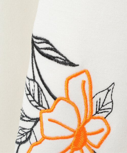 NO NEED(ノーニード)の「袖フラワー刺繍 クルーネックスウェット(スウェット・メンズ・ホワイト/ブラック・M/L)」の11枚目の写真
