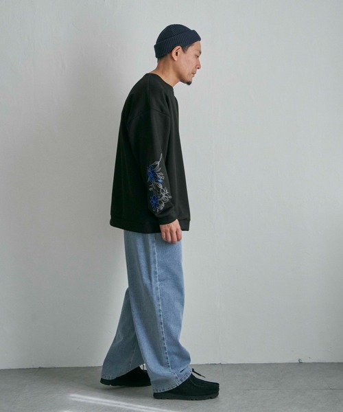 NO NEED(ノーニード)の「袖フラワー刺繍 クルーネックスウェット(スウェット・メンズ・ホワイト/ブラック・M/L)」の22枚目の写真