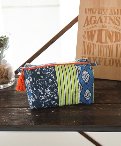 BAYFLOW（ベイフロー）の「[マチたっぷりで収納力◎]【Asante sana】スクエアポーチ（ポーチ・レディース・ブルー/ネイビー/イエロー/ベージュ/ホワイト/ピンク・0）」の4枚目の写真