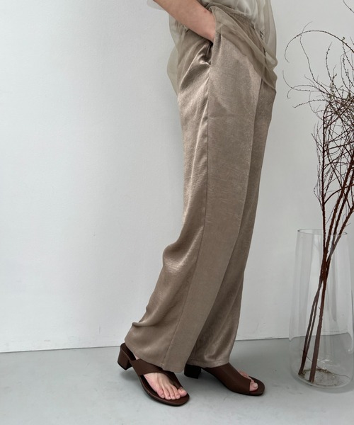 y/m（イム）の「サテンストレートパンツ（その他パンツ・レディース・グレイッシュベージュ/ブラック/シルバー・FREE）」の2枚目の写真