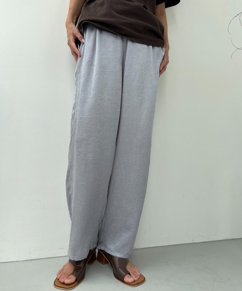 y/m（イム）の「サテンストレートパンツ（その他パンツ・レディース・グレイッシュベージュ/ブラック/シルバー・FREE）」の3枚目の写真