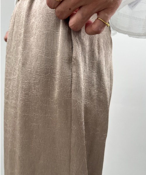 y/m（イム）の「サテンストレートパンツ（その他パンツ・レディース・グレイッシュベージュ/ブラック/シルバー・FREE）」の15枚目の写真