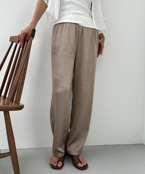 y/m（イム）の「サテンストレートパンツ（その他パンツ・レディース・グレイッシュベージュ/ブラック/シルバー・FREE）」の16枚目の写真