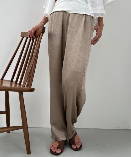 y/m（イム）の「サテンストレートパンツ（その他パンツ・レディース・グレイッシュベージュ/ブラック/シルバー・FREE）」の9枚目の写真