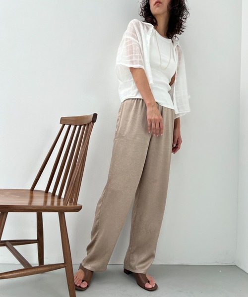 y/m（イム）の「サテンストレートパンツ（その他パンツ・レディース・グレイッシュベージュ/ブラック/シルバー・FREE）」の12枚目の写真