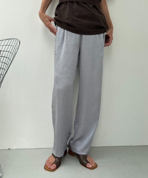y/m（イム）の「サテンストレートパンツ（その他パンツ・レディース・グレイッシュベージュ/ブラック/シルバー・FREE）」の4枚目の写真