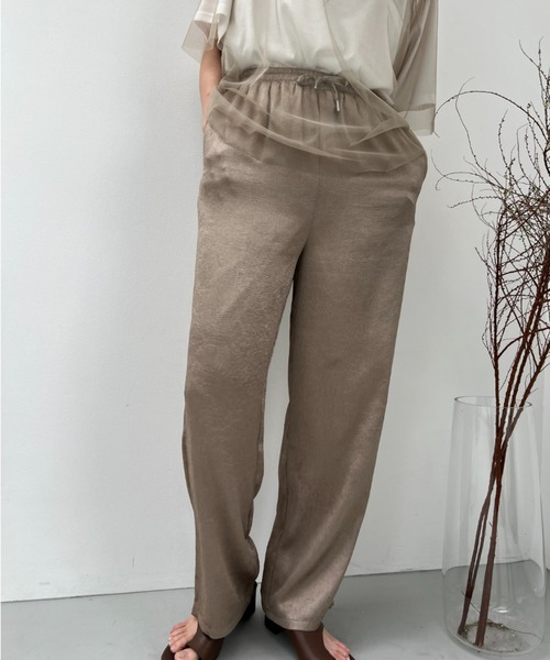 y/m（イム）の「サテンストレートパンツ（その他パンツ・レディース・グレイッシュベージュ/ブラック/シルバー・FREE）」の5枚目の写真