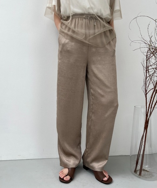 y/m（イム）の「サテンストレートパンツ（その他パンツ・レディース・グレイッシュベージュ/ブラック/シルバー・FREE）」の6枚目の写真