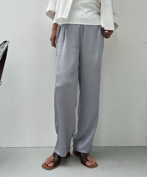 y/m（イム）の「サテンストレートパンツ（その他パンツ・レディース・グレイッシュベージュ/ブラック/シルバー・FREE）」の8枚目の写真