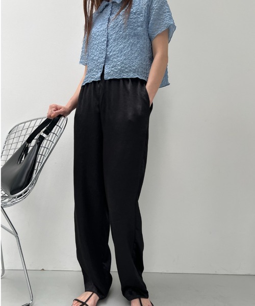 y/m（イム）の「サテンストレートパンツ（その他パンツ・レディース・グレイッシュベージュ/ブラック/シルバー・FREE）」の18枚目の写真