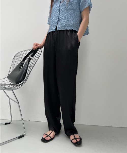 y/m（イム）の「サテンストレートパンツ（その他パンツ・レディース・グレイッシュベージュ/ブラック/シルバー・FREE）」の19枚目の写真