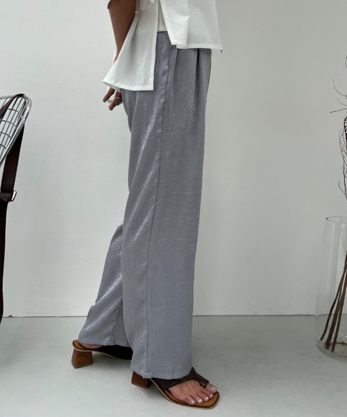 y/m（イム）の「サテンストレートパンツ（その他パンツ・レディース・グレイッシュベージュ/ブラック/シルバー・FREE）」の20枚目の写真