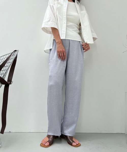 y/m（イム）の「サテンストレートパンツ（その他パンツ・レディース・グレイッシュベージュ/ブラック/シルバー・FREE）」の22枚目の写真