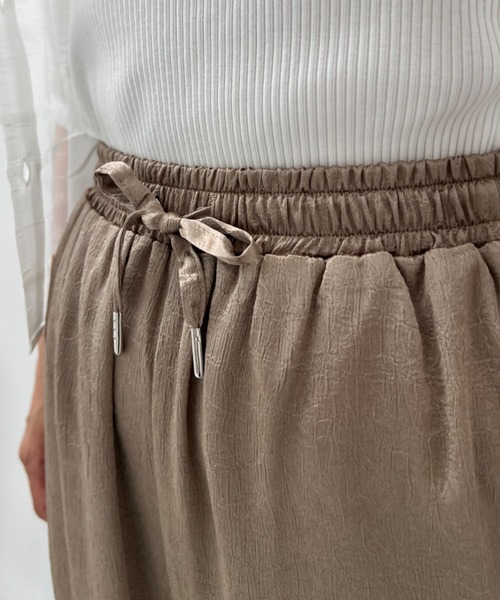 y/m（イム）の「サテンストレートパンツ（その他パンツ・レディース・グレイッシュベージュ/ブラック/シルバー・FREE）」の7枚目の写真