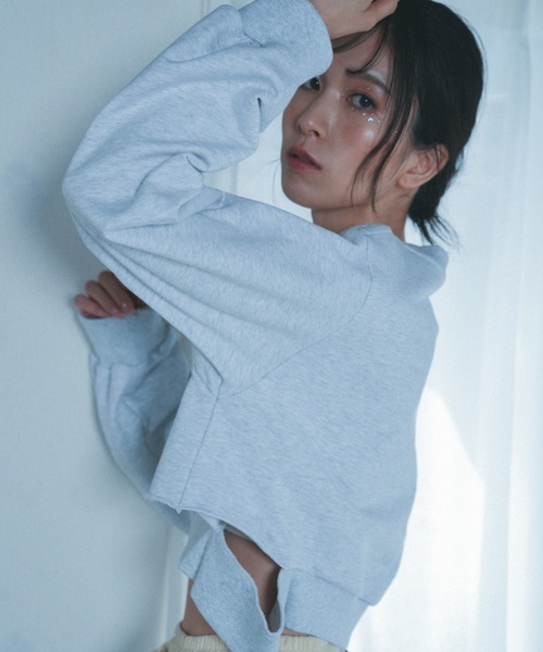 Nora Lily elle(ノラリリーエル)の「【Nora Lily】「elle」Slash Short SWEAT(スウェット・レディース・アッシュグレー/ブラック/レッド・FREE)」の2枚目の写真
