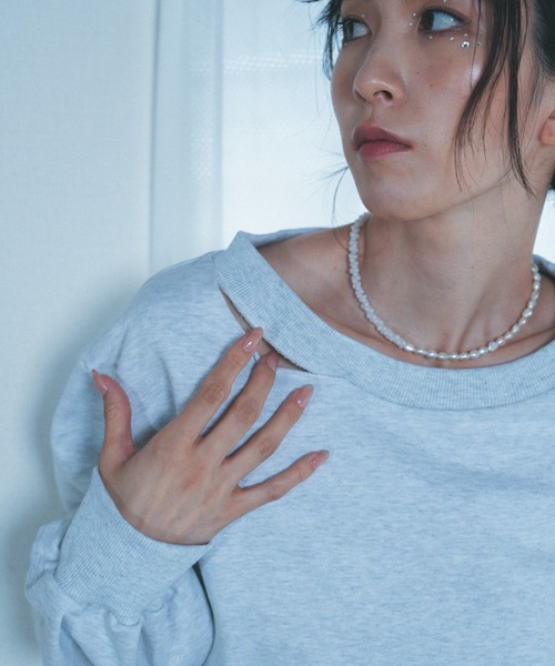 Nora Lily elle(ノラリリーエル)の「【Nora Lily】「elle」Slash Short SWEAT(スウェット・レディース・アッシュグレー/ブラック/レッド・FREE)」の5枚目の写真