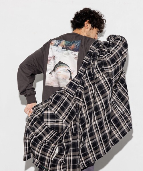 Foxfire（フォックスファイヤー）の「Foxfire/フォックスファイヤー 別注 Foxfire プリントクルーネック スウェット/カタログトラウト/バックプリント/リラックスフィット（スウェット・メンズ・ライトグレー/チャコールグレー/ネイビー・LARGE/MEDIUM）」の4枚目の写真