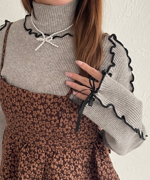 kutir（クティール）の「【新色追加】リボンメロータートルニット（ニット/セーター・レディース・ブルー/オレンジ/アイボリー/グリーン/レッド/グレー/ブラック・FREE）」の3枚目の写真