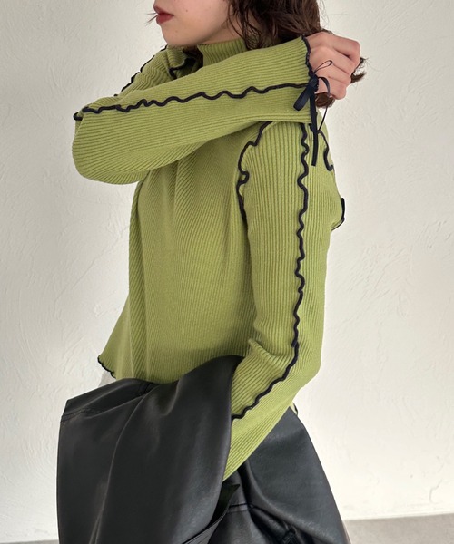 kutir（クティール）の「【新色追加】リボンメロータートルニット（ニット/セーター・レディース・ブルー/オレンジ/アイボリー/グリーン/レッド/グレー/ブラック・FREE）」の4枚目の写真