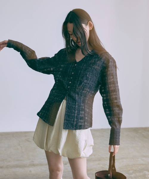 EN NEUME(エンノイム)の「Crinkle Blouse(シャツ/ブラウス・レディース・ブラック/オフホワイト/ネイビー・FREE)」の4枚目の写真