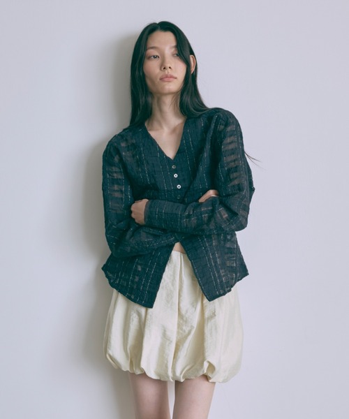 EN NEUME(エンノイム)の「Crinkle Blouse(シャツ/ブラウス・レディース・ブラック/オフホワイト/ネイビー・FREE)」の5枚目の写真