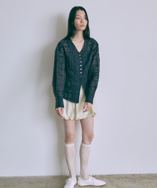 EN NEUME(エンノイム)の「Crinkle Blouse(シャツ/ブラウス・レディース・ブラック/オフホワイト/ネイビー・FREE)」の7枚目の写真