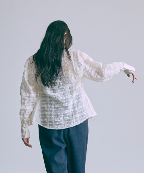EN NEUME(エンノイム)の「Crinkle Blouse(シャツ/ブラウス・レディース・ブラック/オフホワイト/ネイビー・FREE)」の12枚目の写真