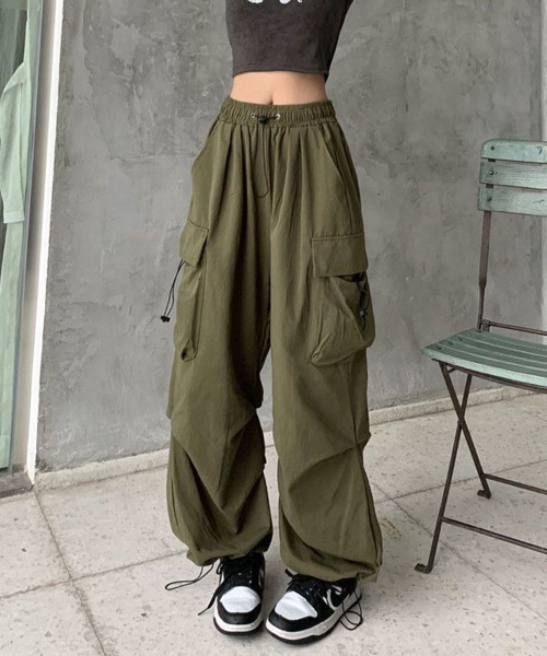 SallyLunn(サリーラン)の「ゆったりカーゴパンツ(カーゴパンツ・レディース・ブラック/カーキ/ベージュ・MEDIUM/LARGE)」の1枚目の写真