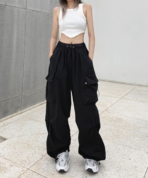 SallyLunn(サリーラン)の「ゆったりカーゴパンツ(カーゴパンツ・レディース・ブラック/カーキ/ベージュ・MEDIUM/LARGE)」の2枚目の写真