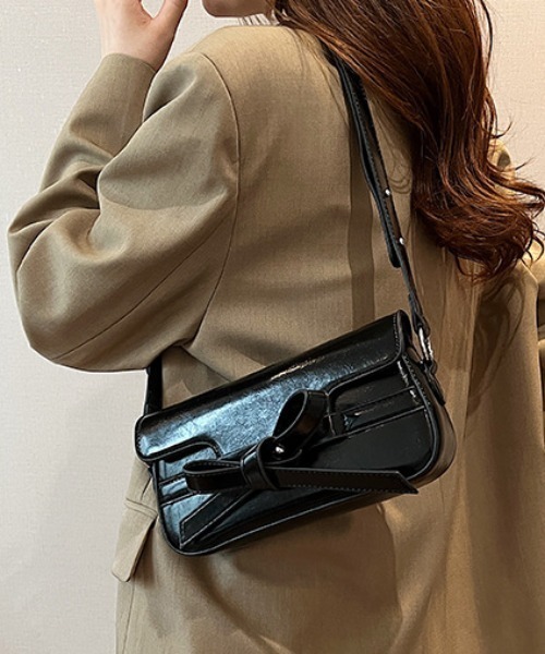 Vipoa(ヴィポア)の「ribbon hand bag(ショルダーバッグ・レディース・シルバー/レッド/ホワイト/ブラック・FREE)」の1枚目の写真