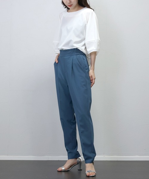 Aletta vita(アレッタビータ)の「機能素材タックテーパードパンツ(その他パンツ・レディース・ブラック/グレー/グレイッシュブルー・S/M/L)」の17枚目の写真