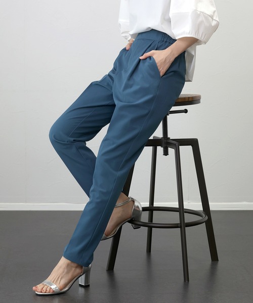 Aletta vita(アレッタビータ)の「機能素材タックテーパードパンツ(その他パンツ・レディース・ブラック/グレー/グレイッシュブルー・S/M/L)」の19枚目の写真