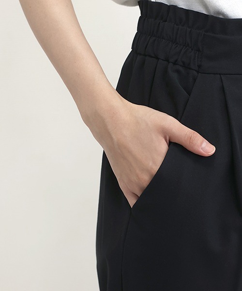 Aletta vita(アレッタビータ)の「機能素材タックテーパードパンツ(その他パンツ・レディース・ブラック/グレー/グレイッシュブルー・S/M/L)」の21枚目の写真
