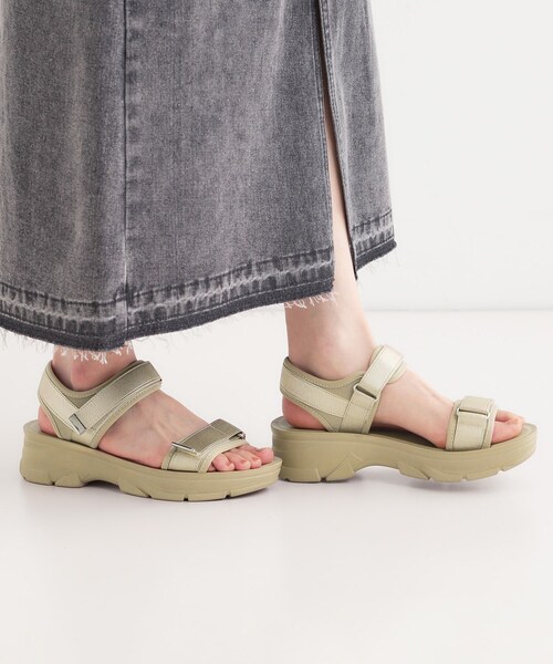 SHOO・LA・RUE（シューラルー）の「【高レビュー】スポーティで上品 大人のためのテープスポサン（サンダル・レディース・ブラック/ゴールド/ナチュラル/シルバー・45/35/25）」の11枚目の写真